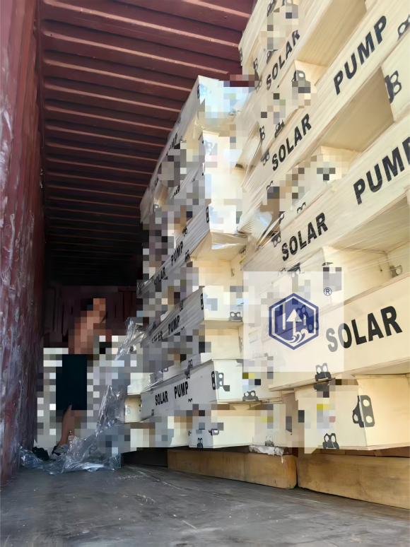 Forsendelsen er foretaget af en 20 fods container med solpumper